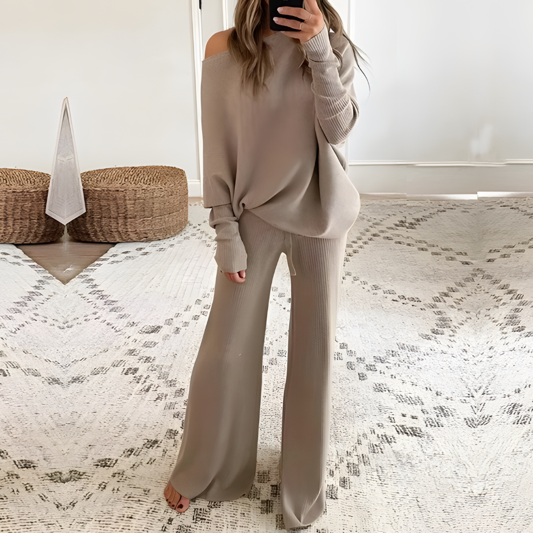 Off-Shoulder Lounge Set Van Ribstof – Comfort Meets Elegantie