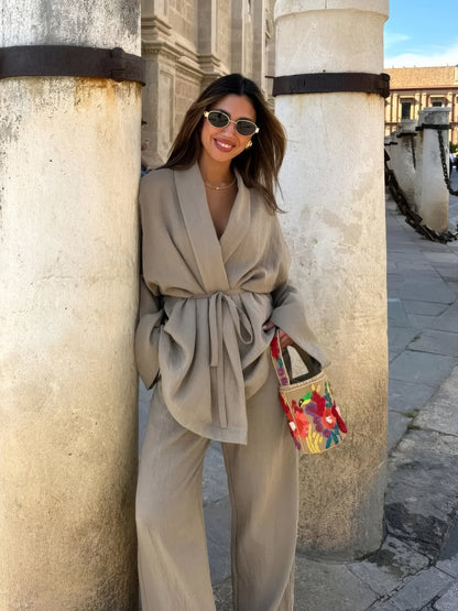 Luxe Damespak – Elegant Tweedelig Setje Met Wikkelblouse En Wijde Pijpen