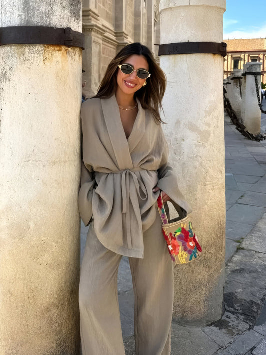 Luxe Damespak – Elegant Tweedelig Setje Met Wikkelblouse En Wijde Pijpen