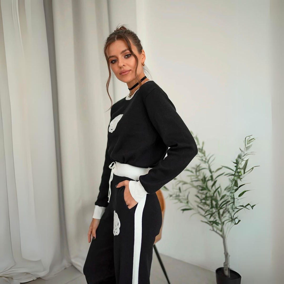 Gebreide Lounge Set Met Bloemaccenten – Cozy Met Een Creatieve Twist