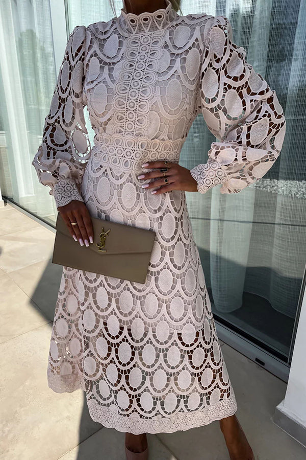 Lange Kanten Jurk Met Hoge Hals – Elegant En Verfijnd Silhouet