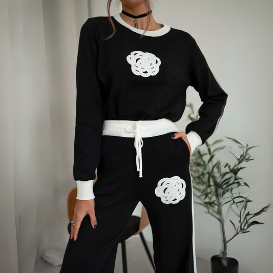 Gebreide Lounge Set Met Bloemaccenten – Cozy Met Een Creatieve Twist