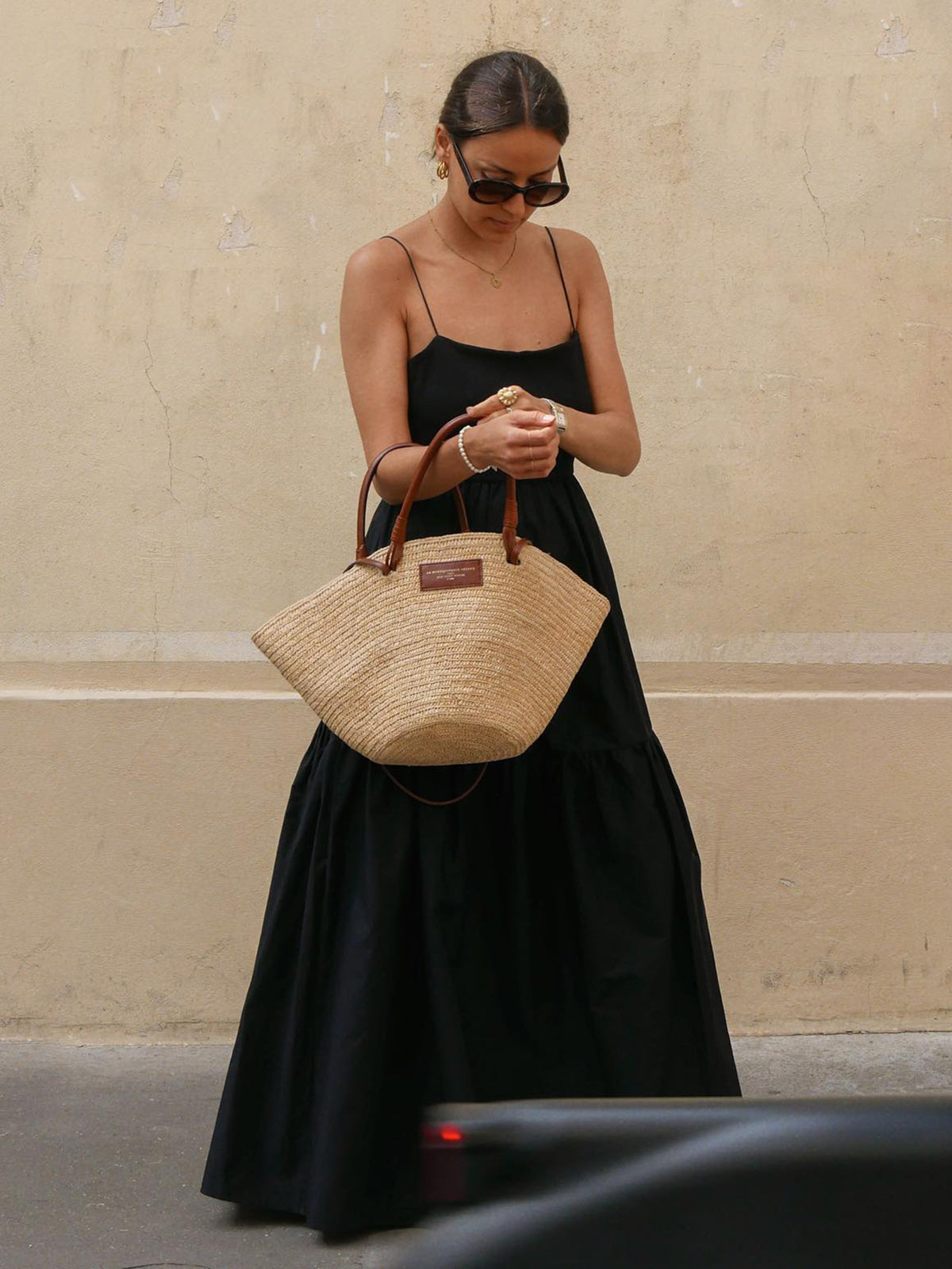 Elegante Rugloze Lange Jurk Voor Modebewuste Vrouwen – Luxe Stof, Tijdloze & Perfect Voor Avondgelegenheden Met Een Verfijnde Uiterlijk.