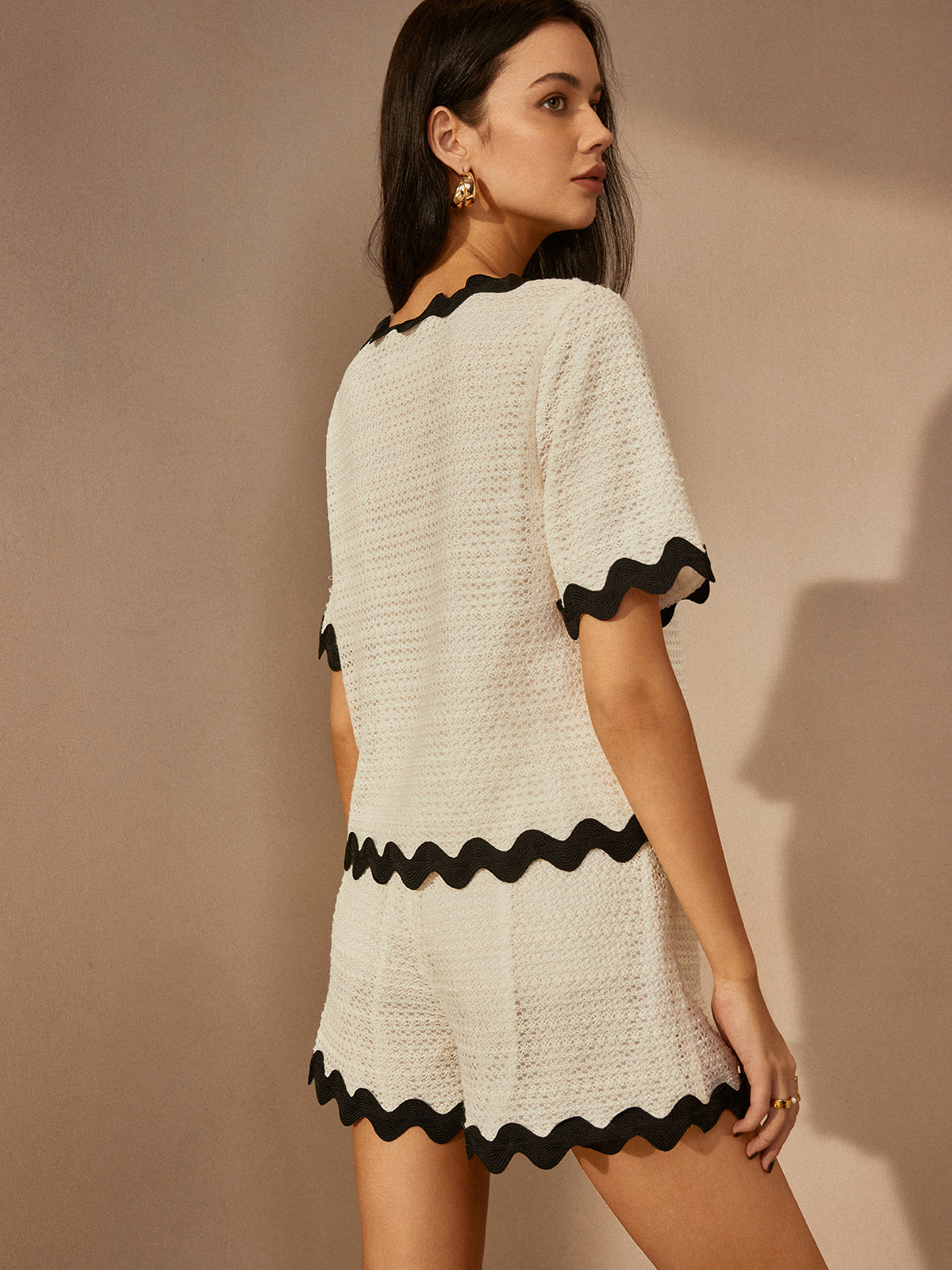 Stijlvolle Korte Set Met Contrast Trim Voor Modebewuste Dames – V-Hals, Comfortabele Pasvorm & Ideaal Voor Zomeruitjes En Casual Evenementen.