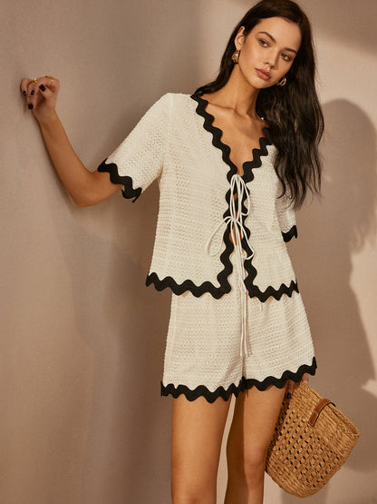 Stijlvolle Korte Set Met Contrast Trim Voor Modebewuste Dames – V-Hals, Comfortabele Pasvorm & Ideaal Voor Zomeruitjes En Casual Evenementen.