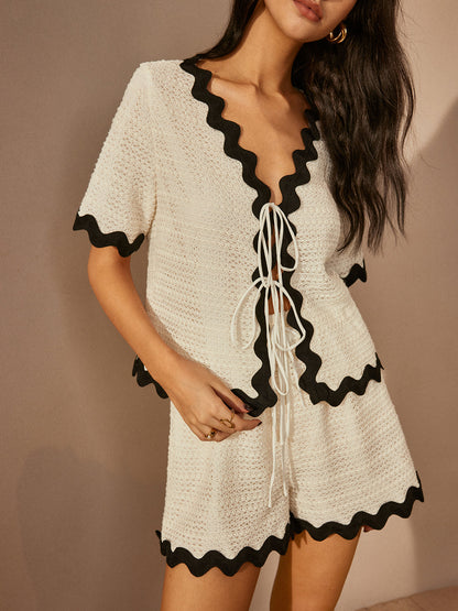 Stijlvolle Korte Set Met Contrast Trim Voor Modebewuste Dames – V-Hals, Comfortabele Pasvorm & Ideaal Voor Zomeruitjes En Casual Evenementen.