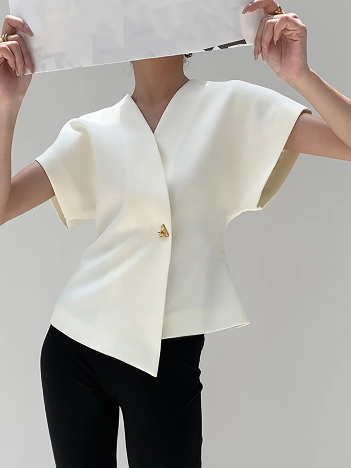 Stijlvolle V-Hals Blouse Voor Modebewuste Vrouwen – Elegante Knopen, Uitstekende Pasvorm & Perfect Voor Zowel Dagelijks Gebruik Als Speciale Gelegenheden.
