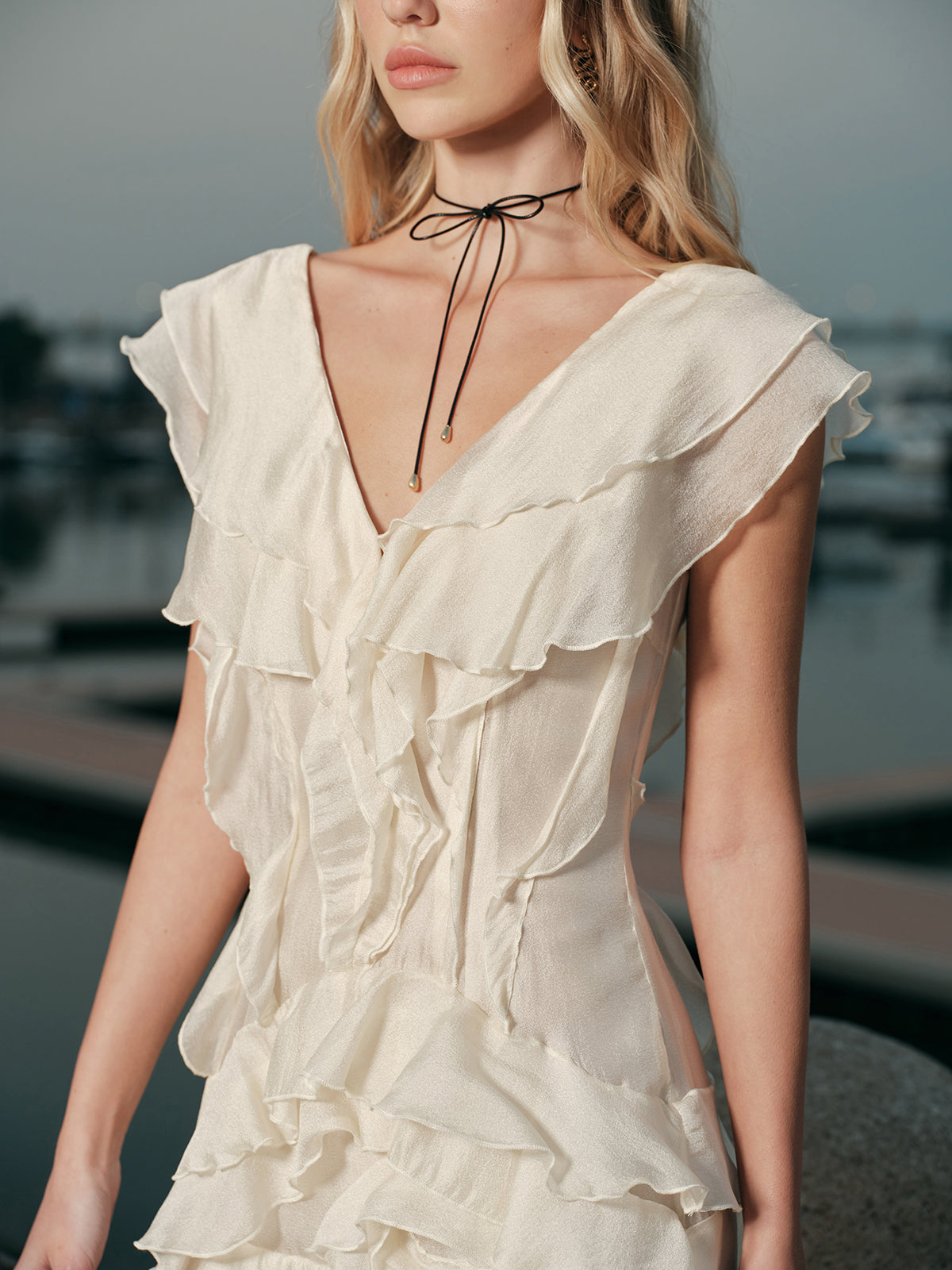 Mini Jurk Met Volants Voor Dames – V-Hals, Luchtige Stof & Zomer Elegant