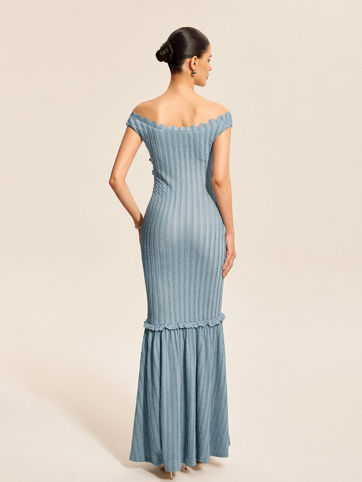 Romantische Off-Shoulder Ruffle Jurk Voor De Hedendaagse Vrouw – Luchtige Stof, Elegant Design & Perfect Voor Zomerbrunches of Avonduitjes.