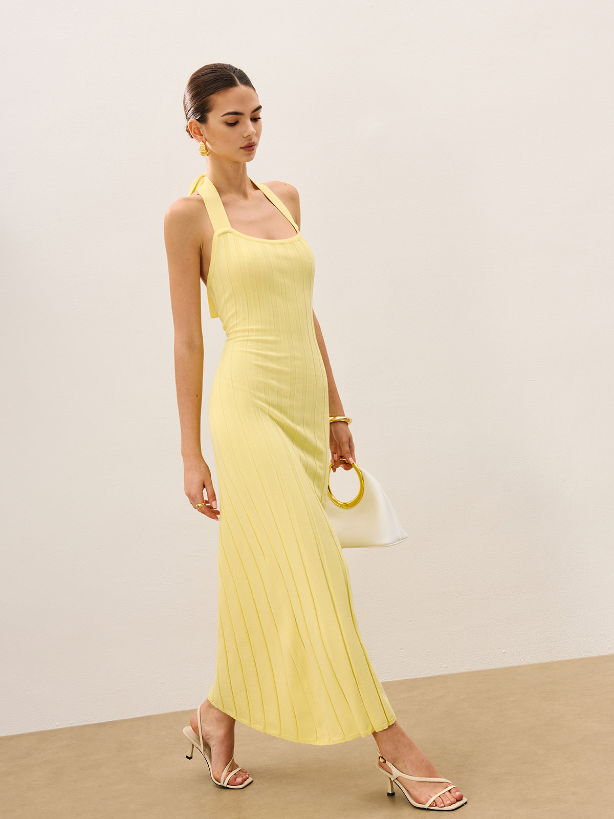 Elegante Halter Nek Jurk Voor Modebewuste Vrouwen – Ribbels, Gebreid Materiaal & Perfect Voor Zomerse Avonden.