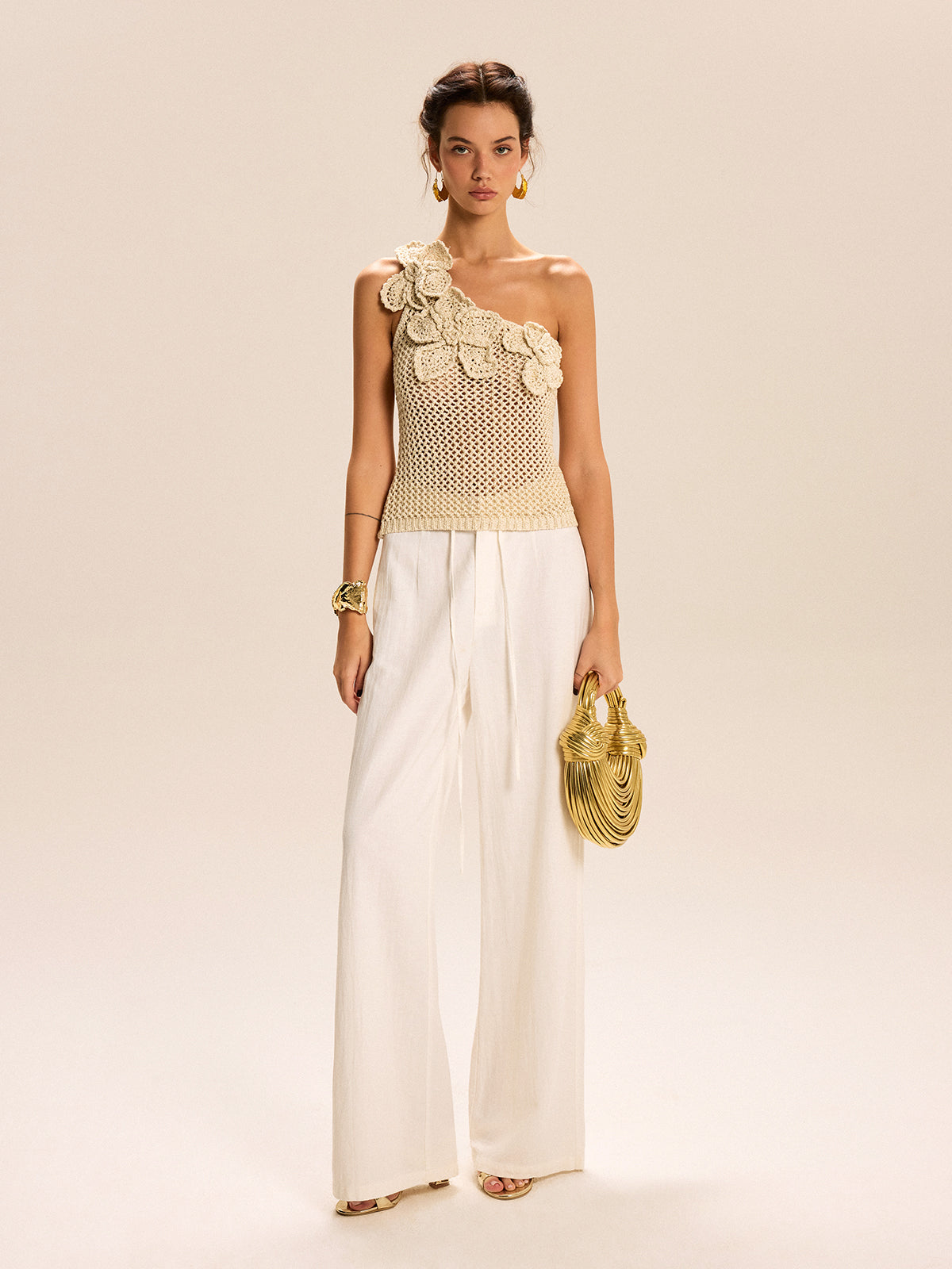 Bloemige Haak Top Voor Modebewuste Vrouwen – Gemaakt Van Luchtige Garens, Elegante Eén-Schouderstijl & Perfect Voor Zomerse Avonden Met Vriendinnen.