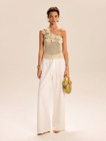 Bloemige Haak Top Voor Modebewuste Vrouwen – Gemaakt Van Luchtige Garens, Elegante Eén-Schouderstijl & Perfect Voor Zomerse Avonden Met Vriendinnen.