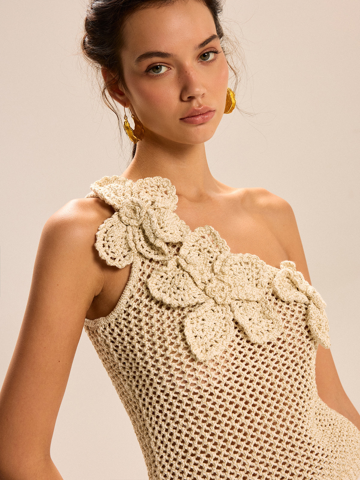 Bloemige Haak Top Voor Modebewuste Vrouwen – Gemaakt Van Luchtige Garens, Elegante Eén-Schouderstijl & Perfect Voor Zomerse Avonden Met Vriendinnen.