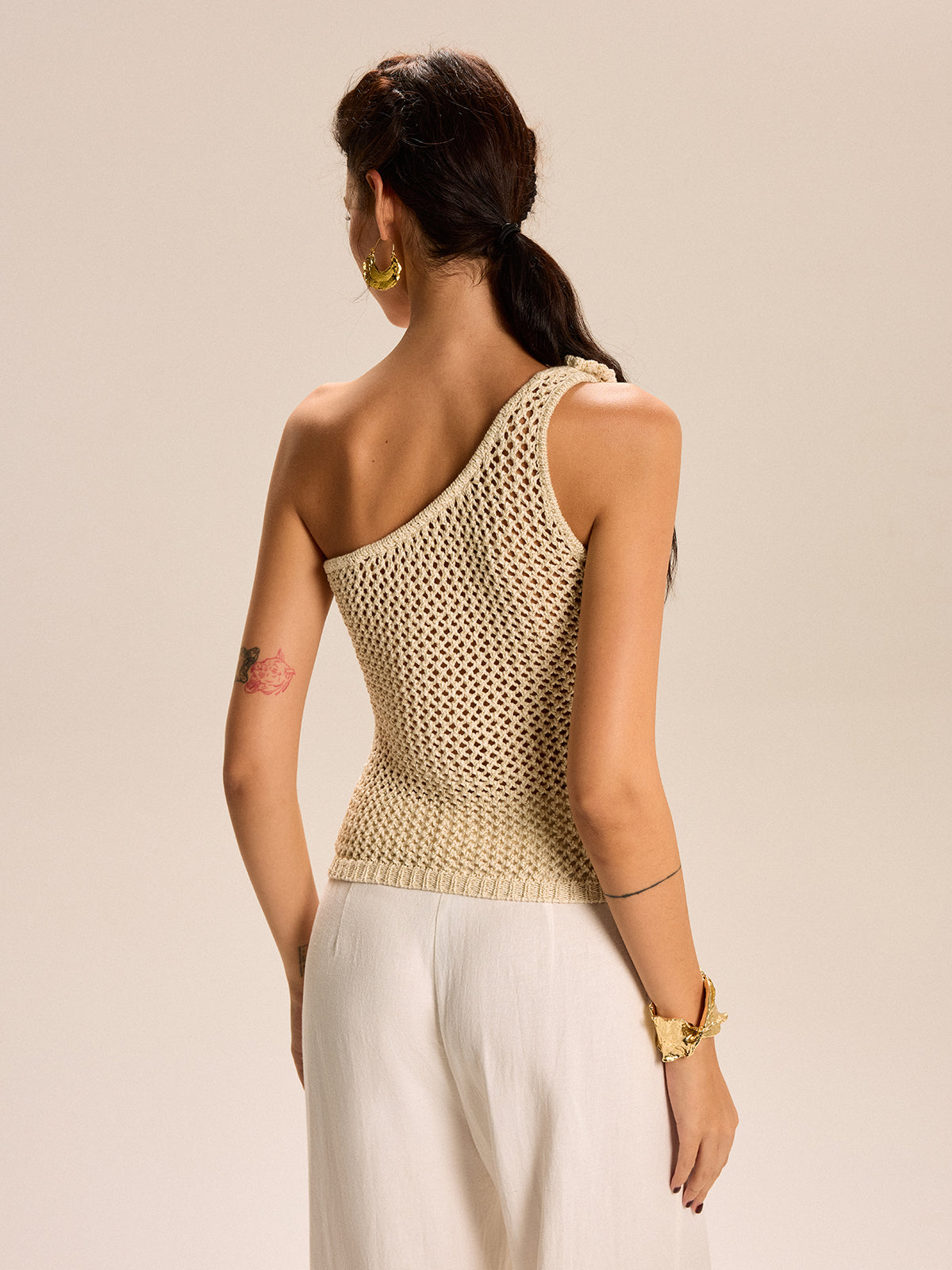 Bloemige Haak Top Voor Modebewuste Vrouwen – Gemaakt Van Luchtige Garens, Elegante Eén-Schouderstijl & Perfect Voor Zomerse Avonden Met Vriendinnen.