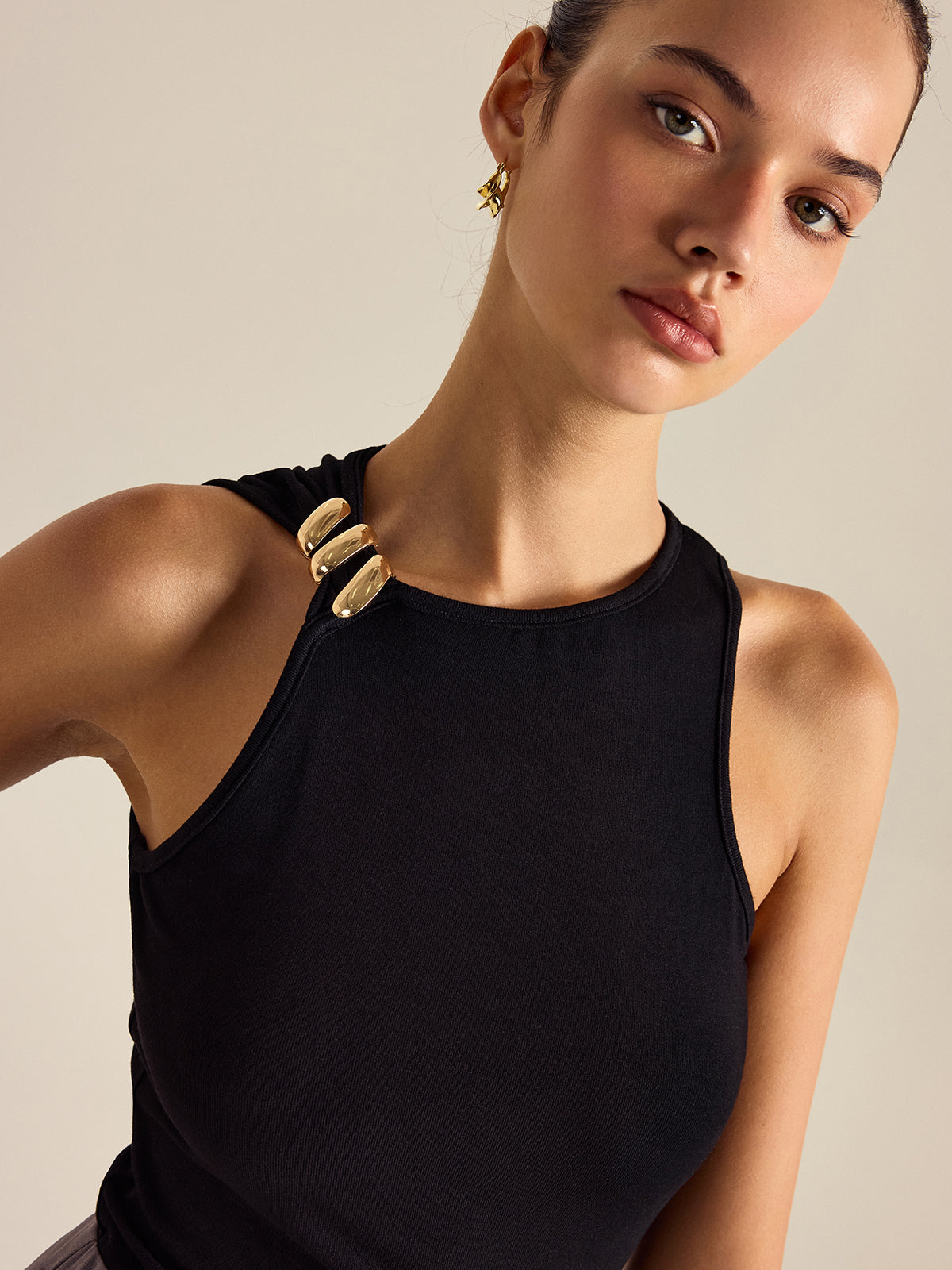 Glinsterende Mouwloze Top Voor Modebewuste Dames – Luxe Metaalstof, Elegante Pasvorm & Verfijnde Look Voor Elke Speciale Gelegenheid.