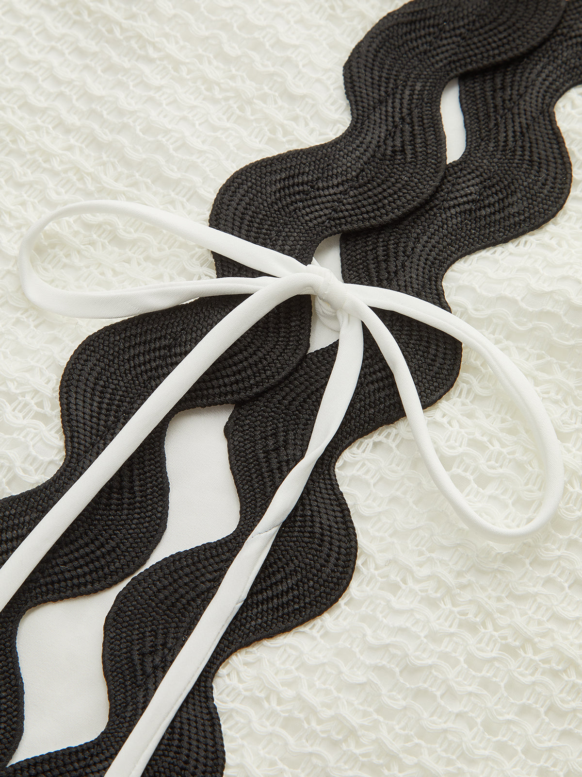 Stijlvolle Korte Set Met Contrast Trim Voor Modebewuste Dames – V-Hals, Comfortabele Pasvorm & Ideaal Voor Zomeruitjes En Casual Evenementen.