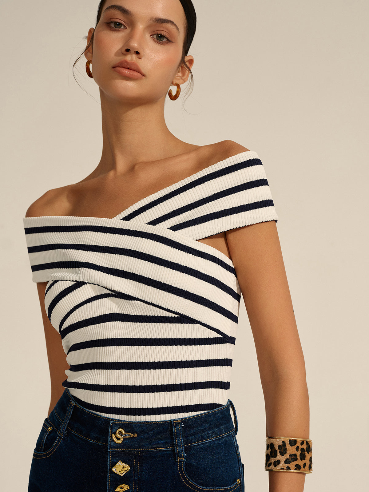Gestreepte Korte Off-Shoulder Trui Voor Modebewuste Vrouwen – Zachte Katoenmix, Doordacht Ontwerp & Perfect Voor Casual Uitjes Of Avondactiviteiten.
