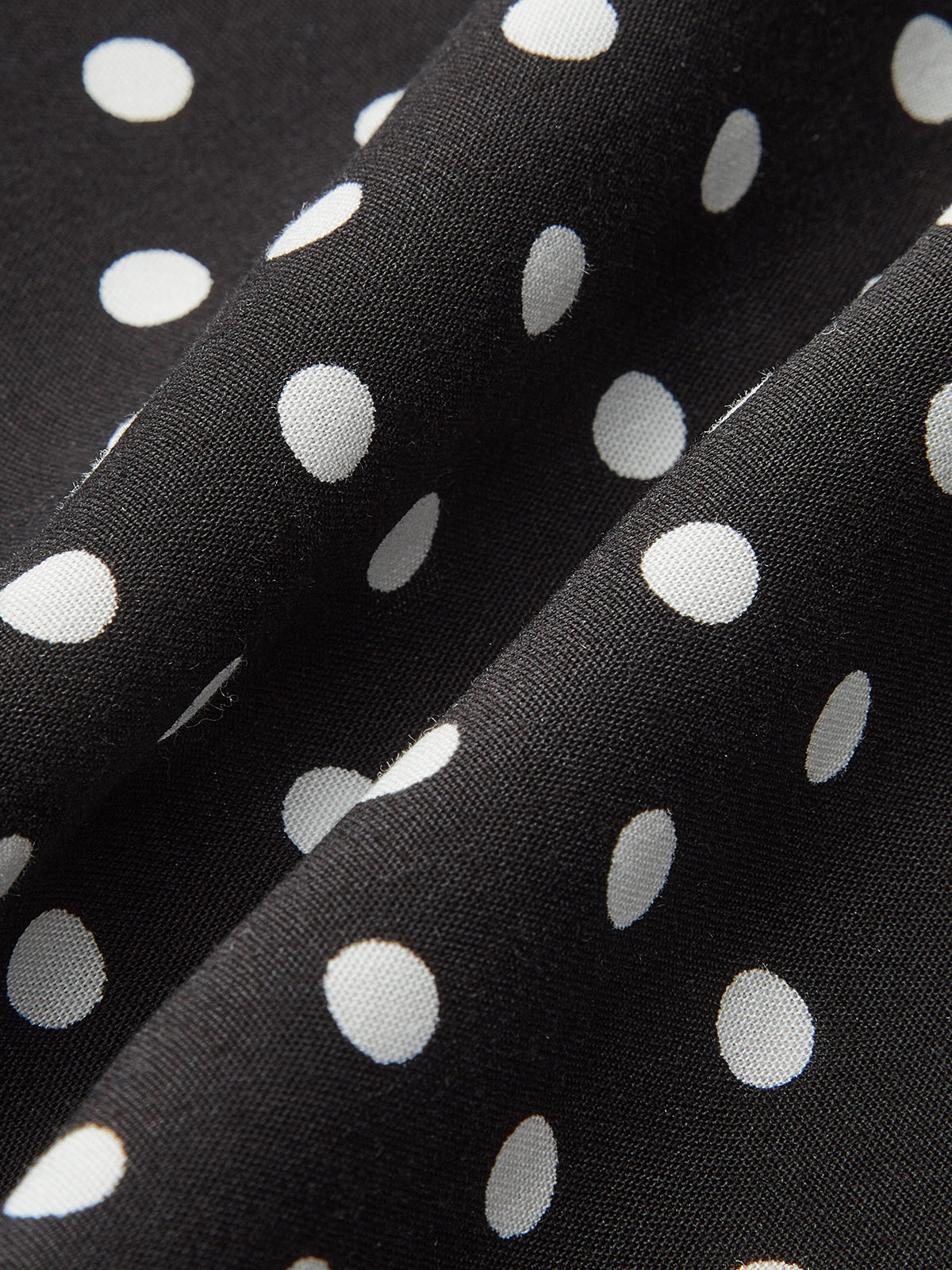 Stijlvolle Polka Dot Jurk Voor Modebewuste Vrouwen – Zachte Kantafwerking, Tijdloze Print & Perfect Voor Speciale Gelegenheden.