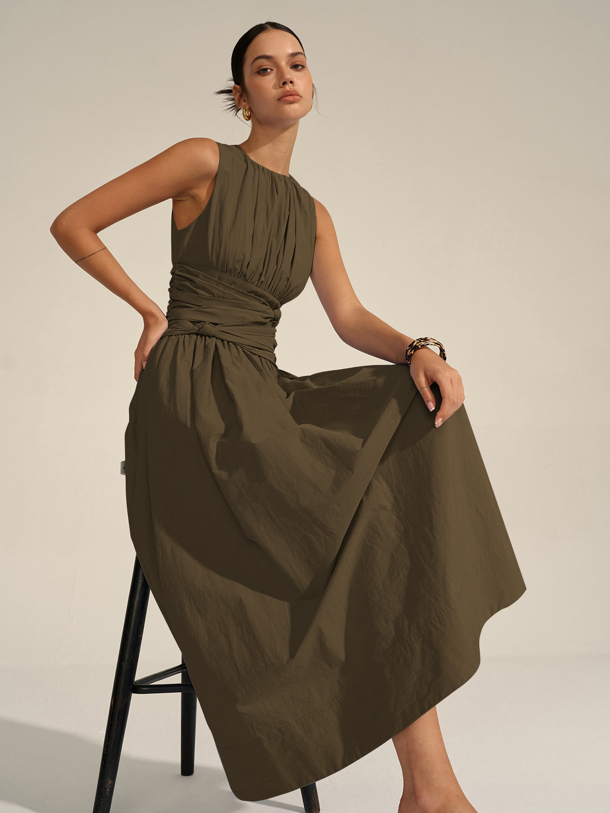 Elegante Gerimpelde Taille Maxi Jurk Voor Modebewuste Vrouwen – Ademend Katoen, Tijdloze Zwart & Perfect Voor Zomerse Feestjes Of Dagelijkse Uitjes.