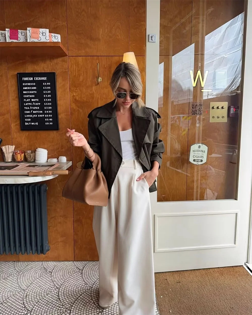 Statement trenchcoat met power-look