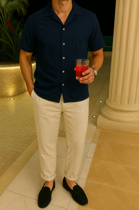 Heren zomeroutfit – luchtig overhemd met knopen & relaxte broek met opgerolde pijpen