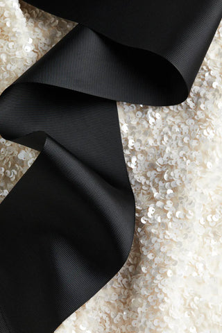 Bouclé Mini-Jurk Met Open Rug En Oversized Strik – Speelse Luxe Met Parijse Flair